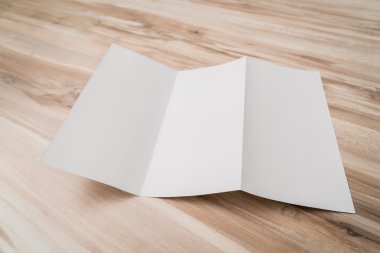 Panelli beyaz şablon Kağıt ahşap doku üzerinde .