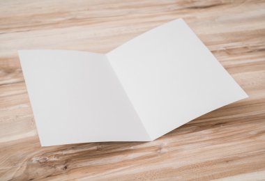 Bifold beyaz şablon Kağıt ahşap doku üzerinde .