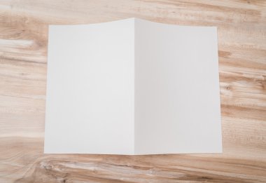 Bifold beyaz şablon Kağıt ahşap doku üzerinde .