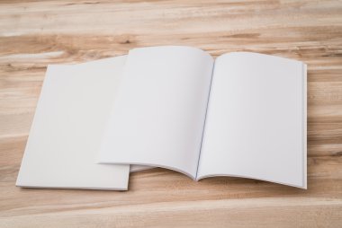 Katalog, dergi boş, sahte ahşap arka plan üzerinde kitap .