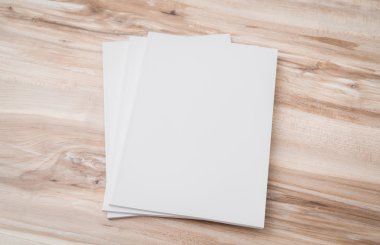 Katalog, dergi boş, sahte ahşap arka plan üzerinde kitap .