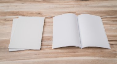 Katalog, dergi boş, sahte ahşap arka plan üzerinde kitap .