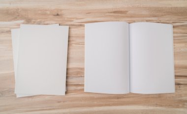 Katalog, dergi boş, sahte ahşap arka plan üzerinde kitap .