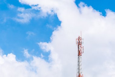 Güzel gökyüzü ile telekomünikasyon Kulesi .