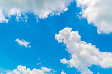 mavi gökyüzünde bulut .