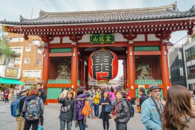 Tokyo, Japonya - 24 Kasım 2015: Turist ziyaret Sensoji Tem