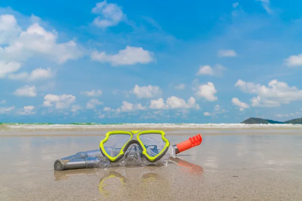 Tauchausrüstung am weißen Sandstrand des Meeres — Stockfoto