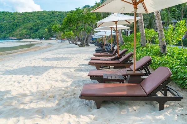 Красиві пляжні стільці з парасолькою на тропічному білому піску — стокове фото