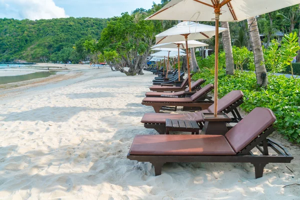 Belles chaises de plage avec parasol sur sable blanc tropical beac — Photo