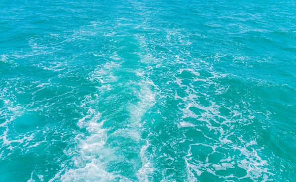 Sporvidde på sjøvann bak båt – stockfoto
