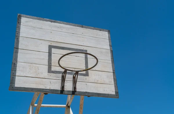 Basket hoop över himlen . — Stockfoto