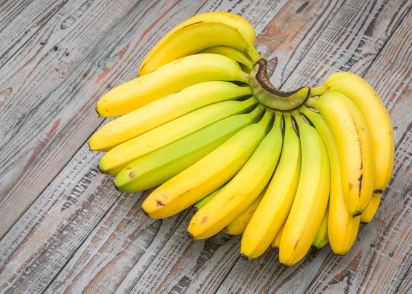 Bananas frescas na mesa de madeira . — Fotografia de Stock