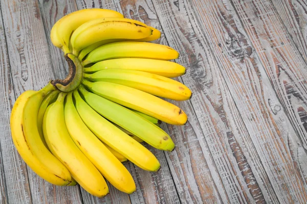 Bananas frescas na mesa de madeira . — Fotografia de Stock