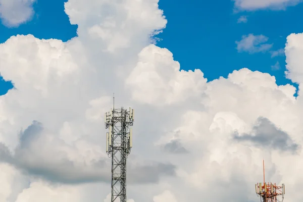 Telekommunikationsturm mit schönem Himmel . — Stockfoto