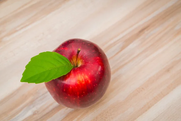 Manzanas sobre fondo de madera  . —  Fotos de Stock