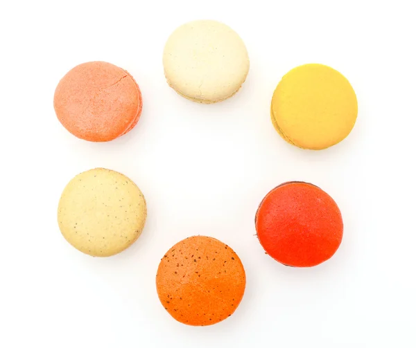 Macarons coloridos franceses no fundo branco . — Fotografia de Stock