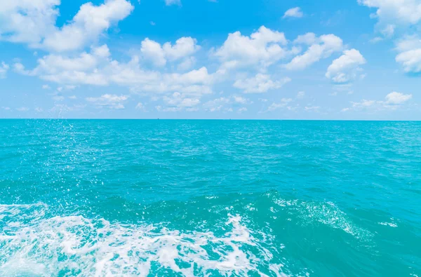 Sendero en la superficie del agua del mar detrás del barco —  Fotos de Stock