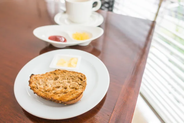 Frukost med rostat bröd och kaffe. — Stockfoto