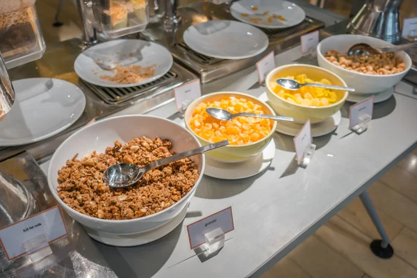 Dispensadores de cereales que ofrecen diversos tipos de cereales en buffet en — Foto de Stock