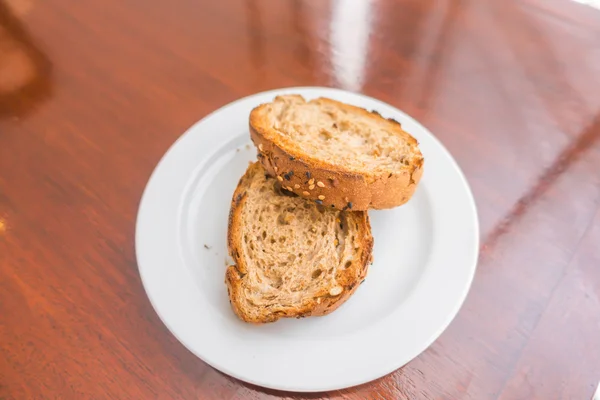 Toast bröd i en vit platta  . — Stockfoto