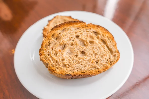 Pan tostado en un plato blanco   . —  Fotos de Stock