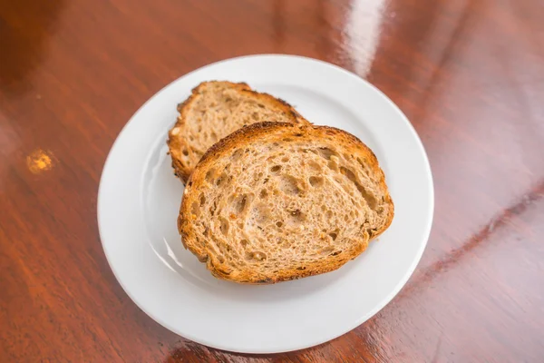 Pan tostado en un plato blanco   . —  Fotos de Stock