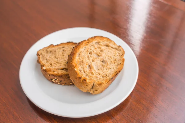 Pan tostado en un plato blanco   . —  Fotos de Stock