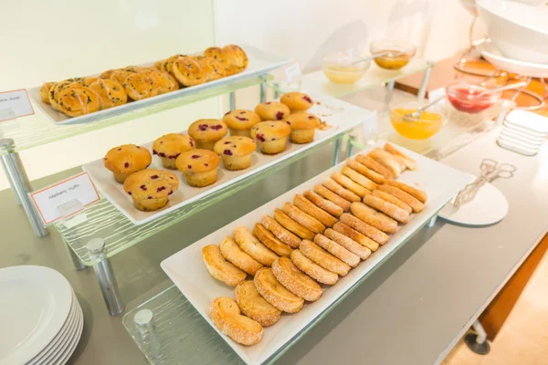 Magdalenas con chips de chocolate en la mesa en buffet  . — Foto de Stock