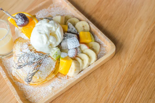 Pfannkuchen und Obst mit Eis auf dem Tisch . — Stockfoto