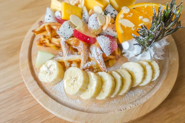Wafel en fruit met roomijs op tafel . — Stockfoto