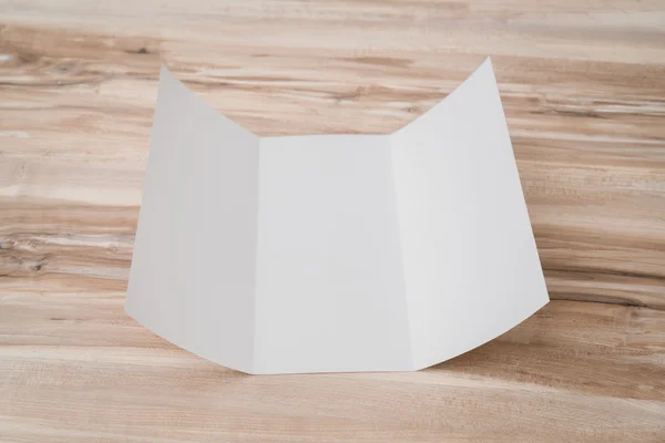 Carta modello trifold bianco su texture in legno  . — Foto Stock
