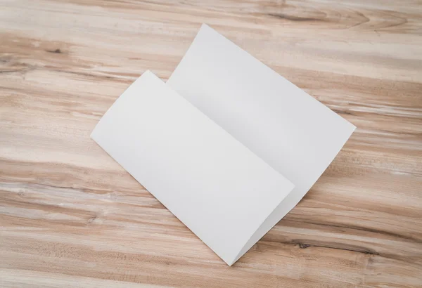 Carta modello trifold bianco su texture in legno  . — Foto Stock