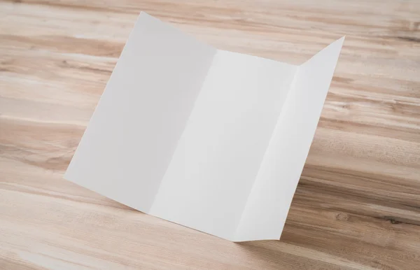 Carta modello trifold bianco su texture in legno  . — Foto Stock