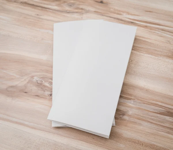 Trifold πρότυπο λευκό χαρτί για την υφή του ξύλου . — Φωτογραφία Αρχείου