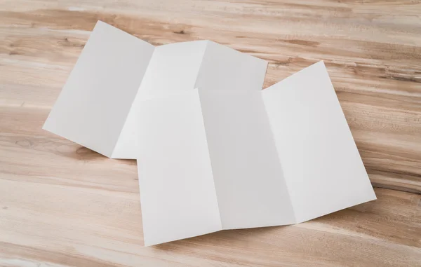 Carta modello trifold bianco su texture in legno  . — Foto Stock