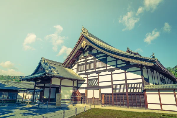 Templo de Kinkakuji "O Pavilhão de Ouro" em Kyoto, Japão (Filtro — Fotografia de Stock