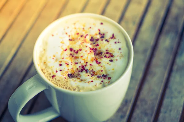 Latte Coffee Art auf dem Holztisch (gefiltertes Bild verarbeitet) — Stockfoto