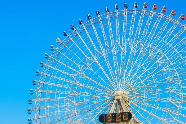 Ruota panoramica con cielo blu — Foto Stock