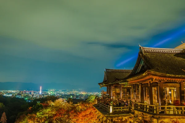 Iluminar el espectáculo de láser en Beautiful Architecture en Kiyomizu-dera T — Foto de Stock