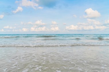 Mavi deniz ve gökyüzü ile güzel beyaz kum plaj