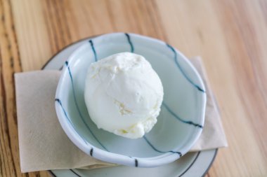 Tahta masadaki kasede süt dondurması. .