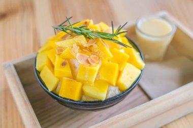 Kore usulü taze mango. Ahşap masada buzlu. .