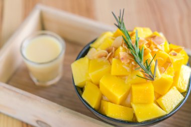 Kore usulü taze mango. Ahşap masada buzlu. .