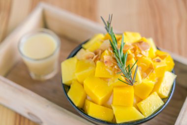 Kore usulü taze mango. Ahşap masada buzlu. .