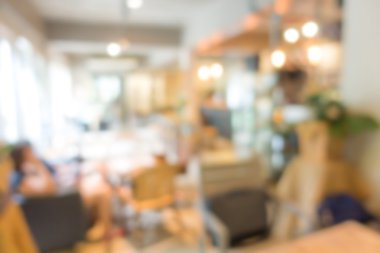 Kafenin arka planı bulanık. .