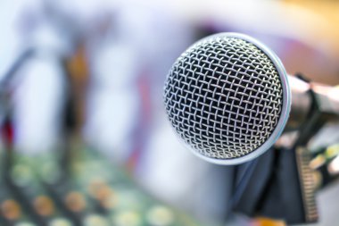 (Filtre uygulanmış görüntü işlenen v konferans salonunda siyah mikrofon