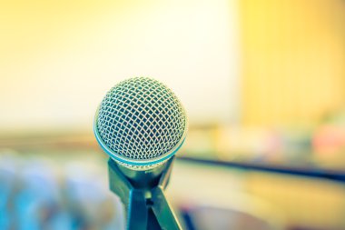 (Filtre uygulanmış görüntü işlenen v konferans salonunda siyah mikrofon