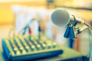 (Filtre uygulanmış görüntü işlenen v konferans salonunda siyah mikrofon