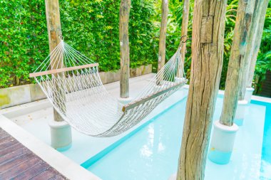 Lüks yüzme havuzunda beyaz hamak .