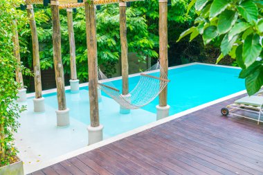 Mavi Yüzme Havuzu et kalınlığı ile su yivli .